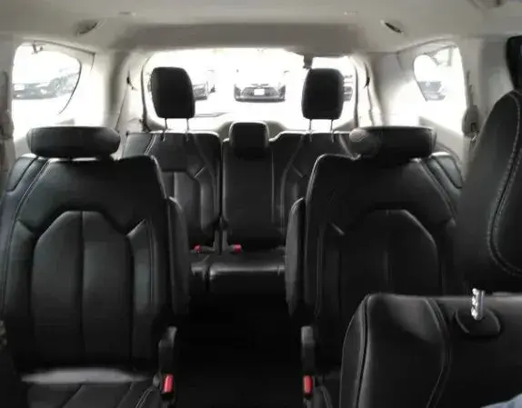 2023 Chrysler Pacifica Touring L photo 5