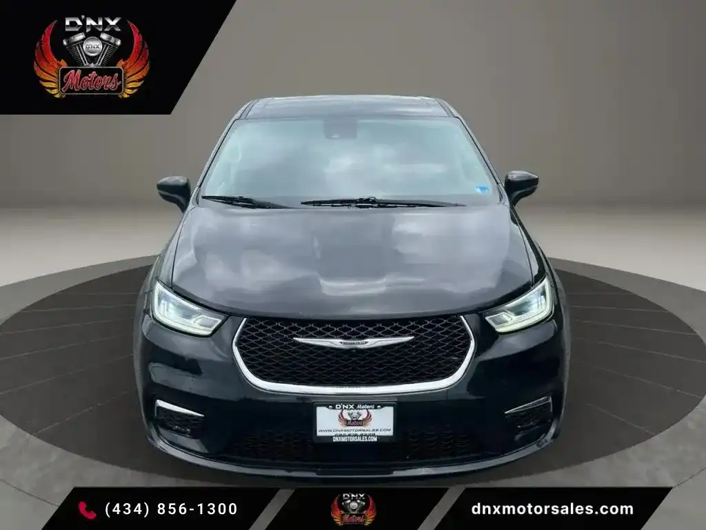 2023 Chrysler Pacifica Touring L's photo