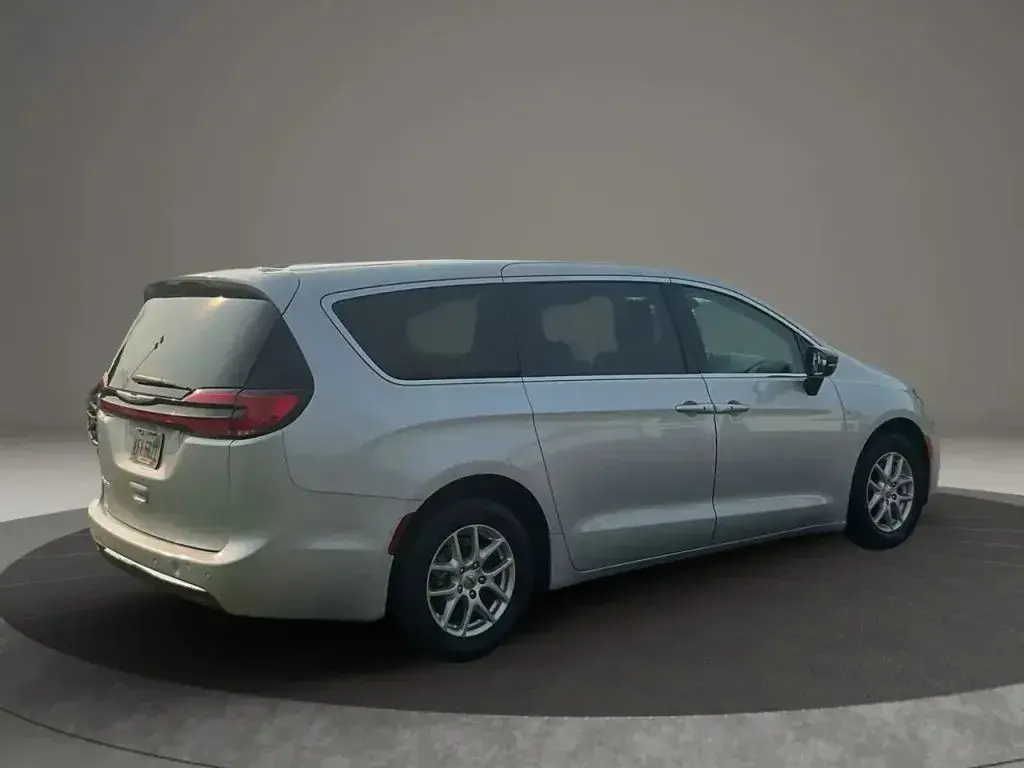2024 Chrysler Pacifica Touring L photo 5