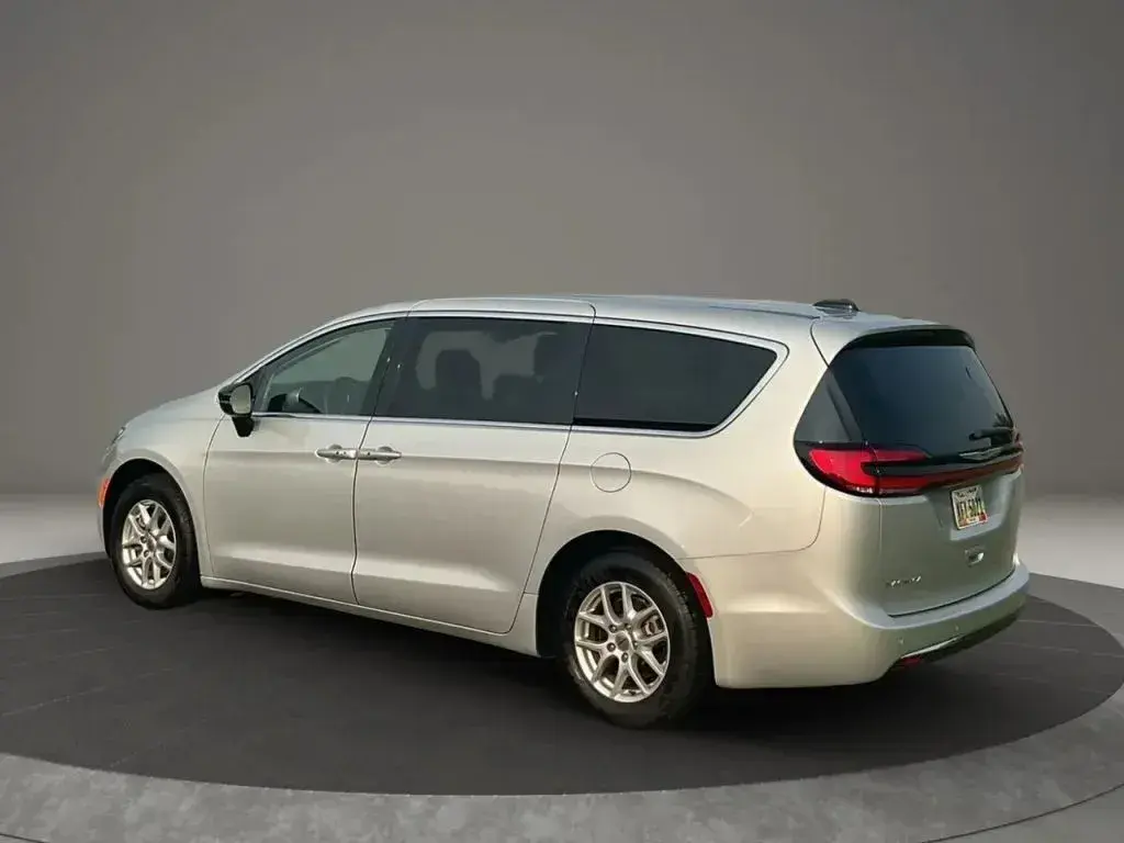 2024 Chrysler Pacifica Touring L photo 3