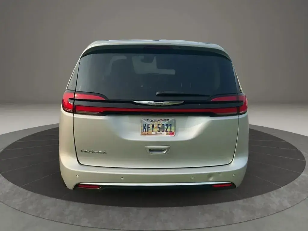 2024 Chrysler Pacifica Touring L photo 4