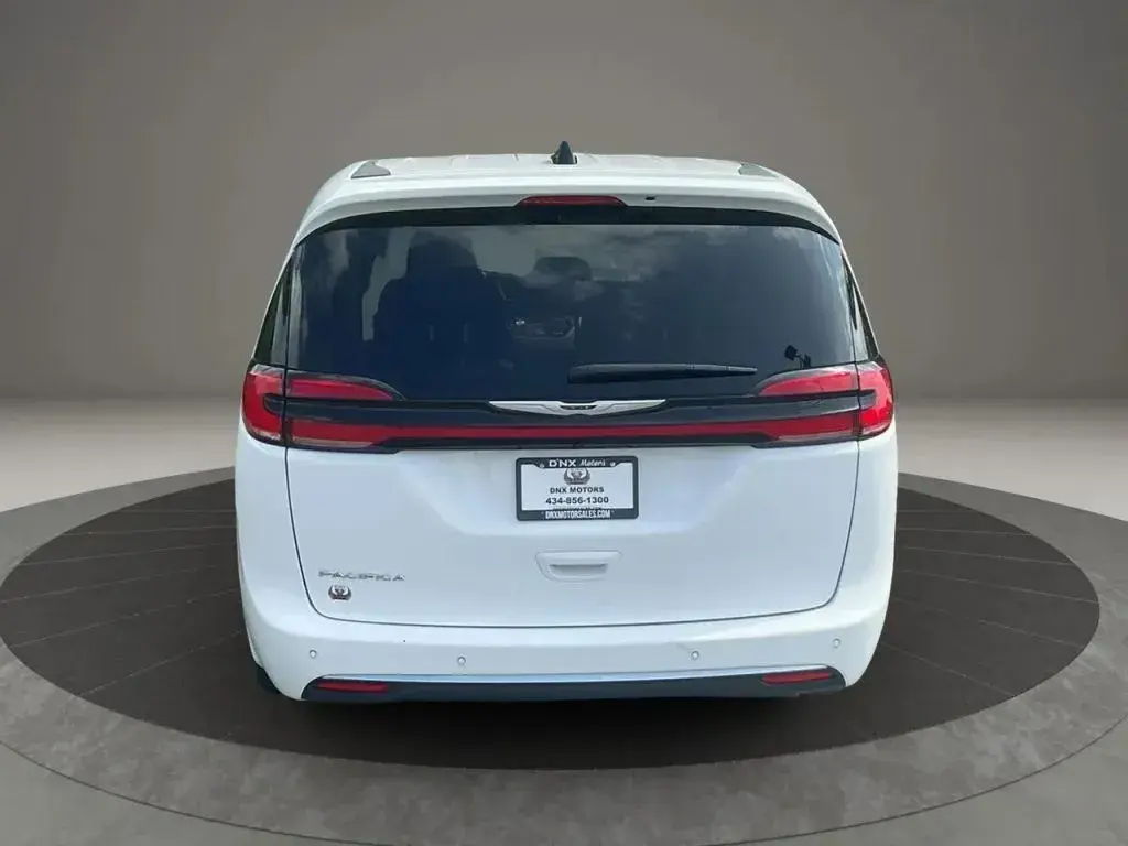 2024 Chrysler Pacifica Touring L photo 4