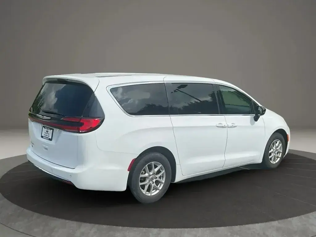 2024 Chrysler Pacifica Touring L photo 5