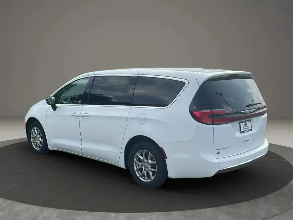2024 Chrysler Pacifica Touring L photo 3