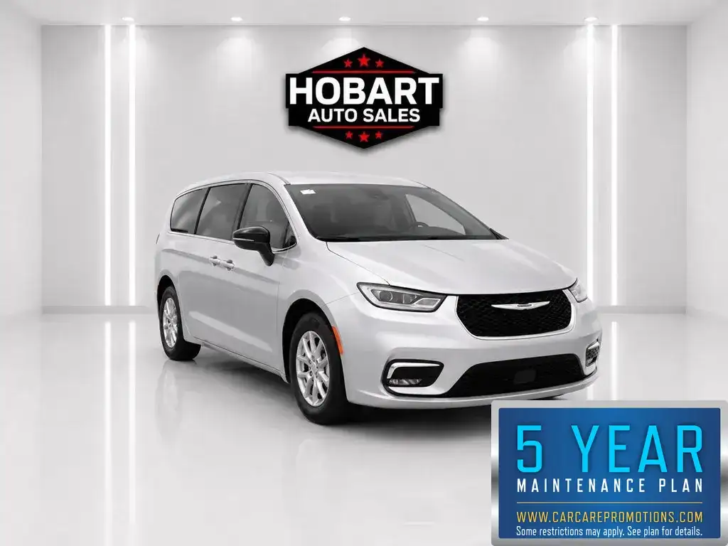 2024 Chrysler Pacifica Touring L's photo