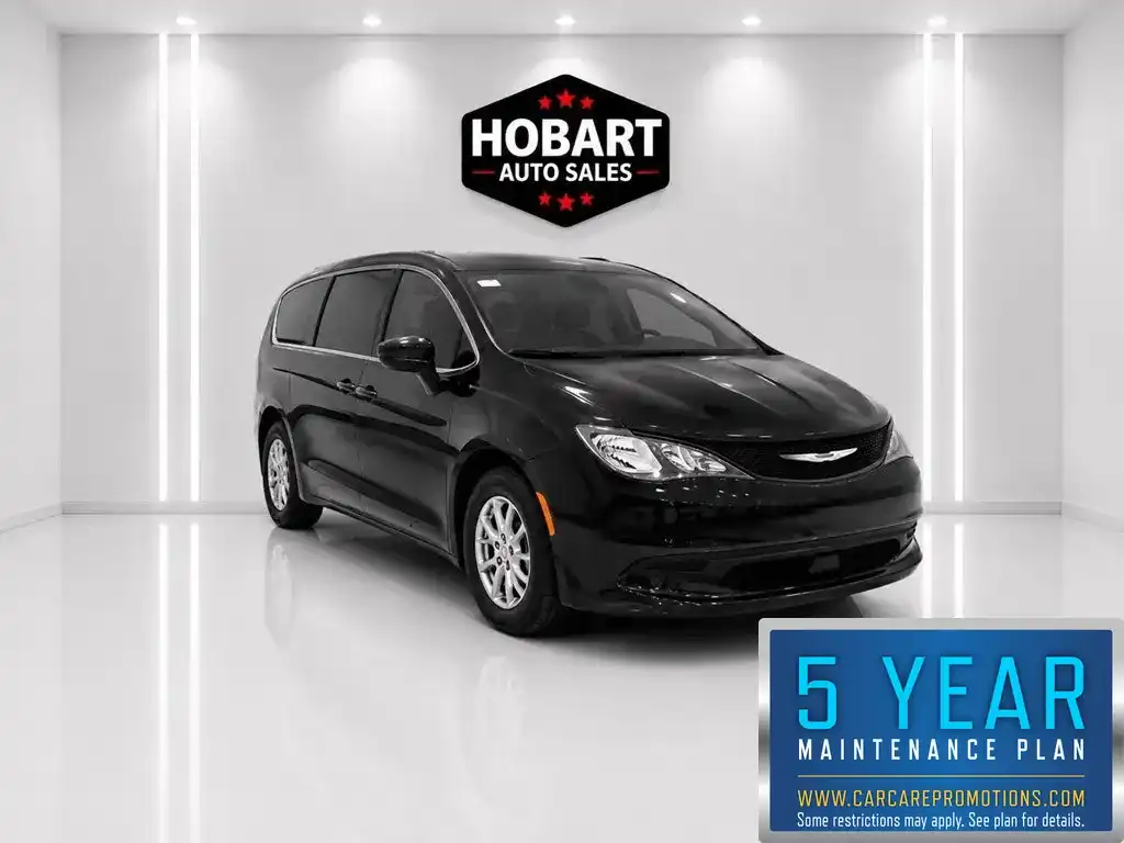 2023 Chrysler Voyager LX's photo