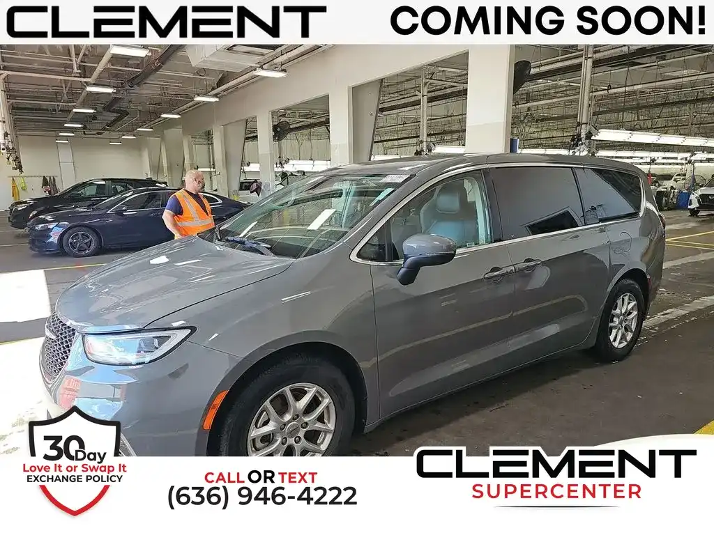 2023 Chrysler Pacifica Touring L's photo