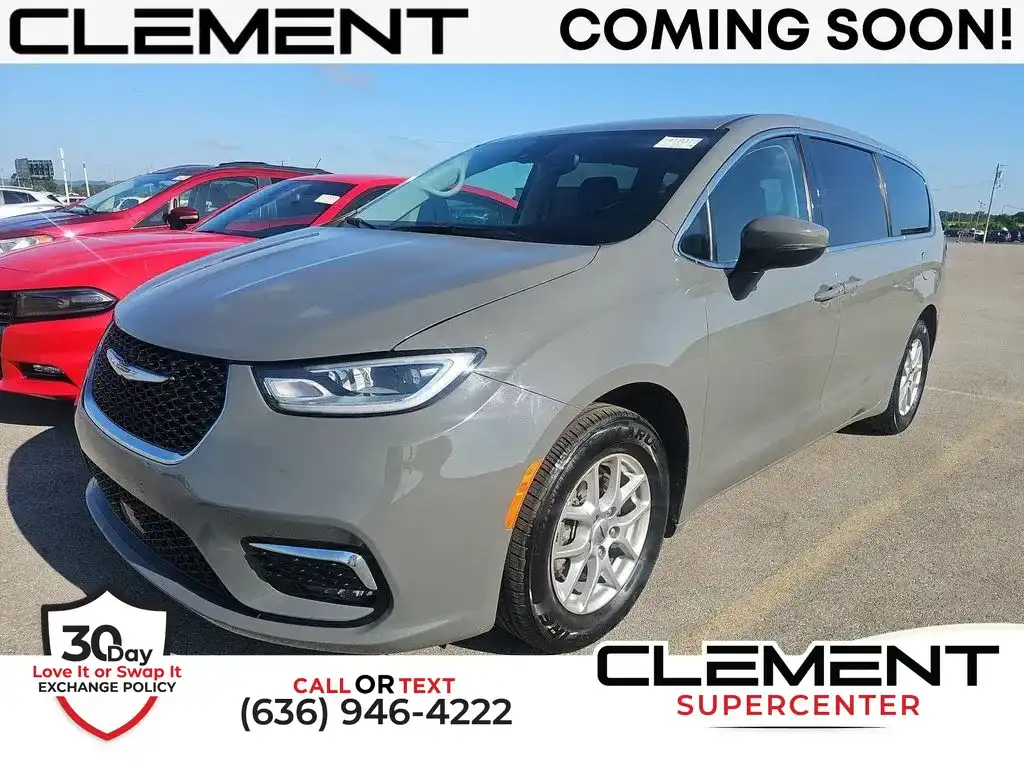 2023 Chrysler Pacifica Touring L's photo