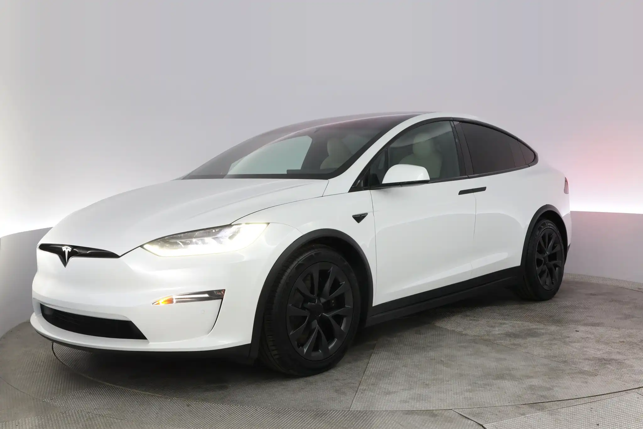 2023 Tesla Model X Long Range's photo