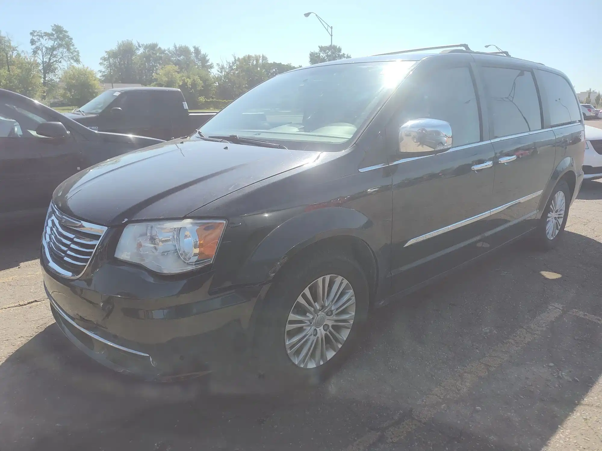 2015 Chrysler Town & Country Touring L's photo
