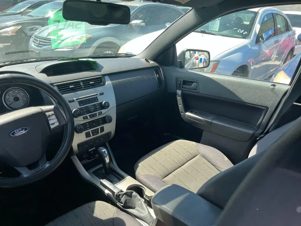 2010 Ford Focus SE photo 5