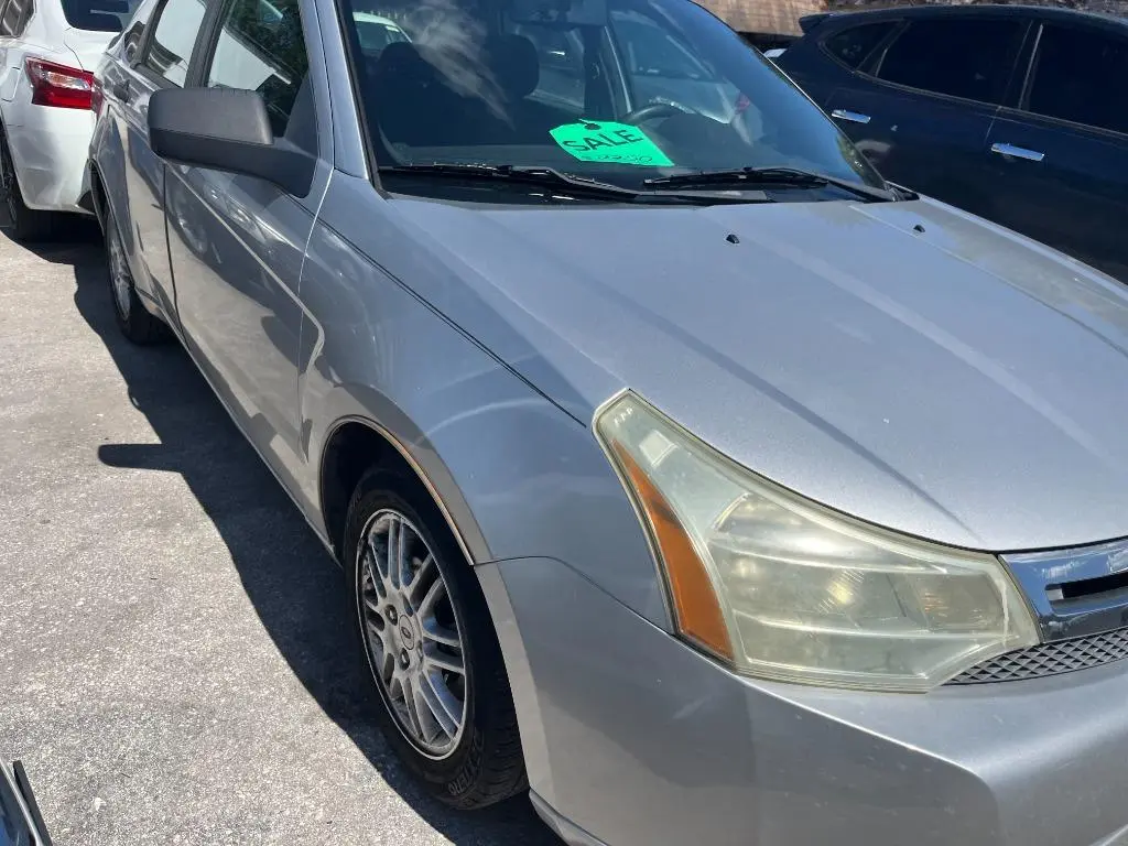 2010 Ford Focus SE photo 3