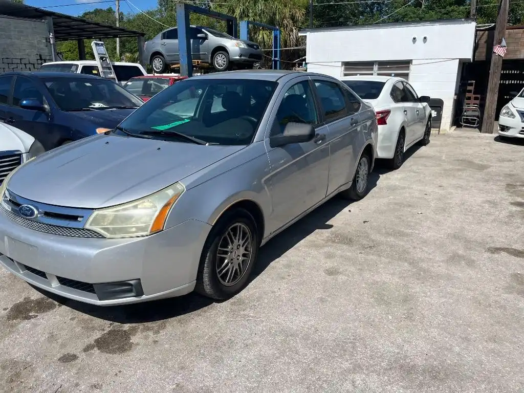 2010 Ford Focus SE's photo