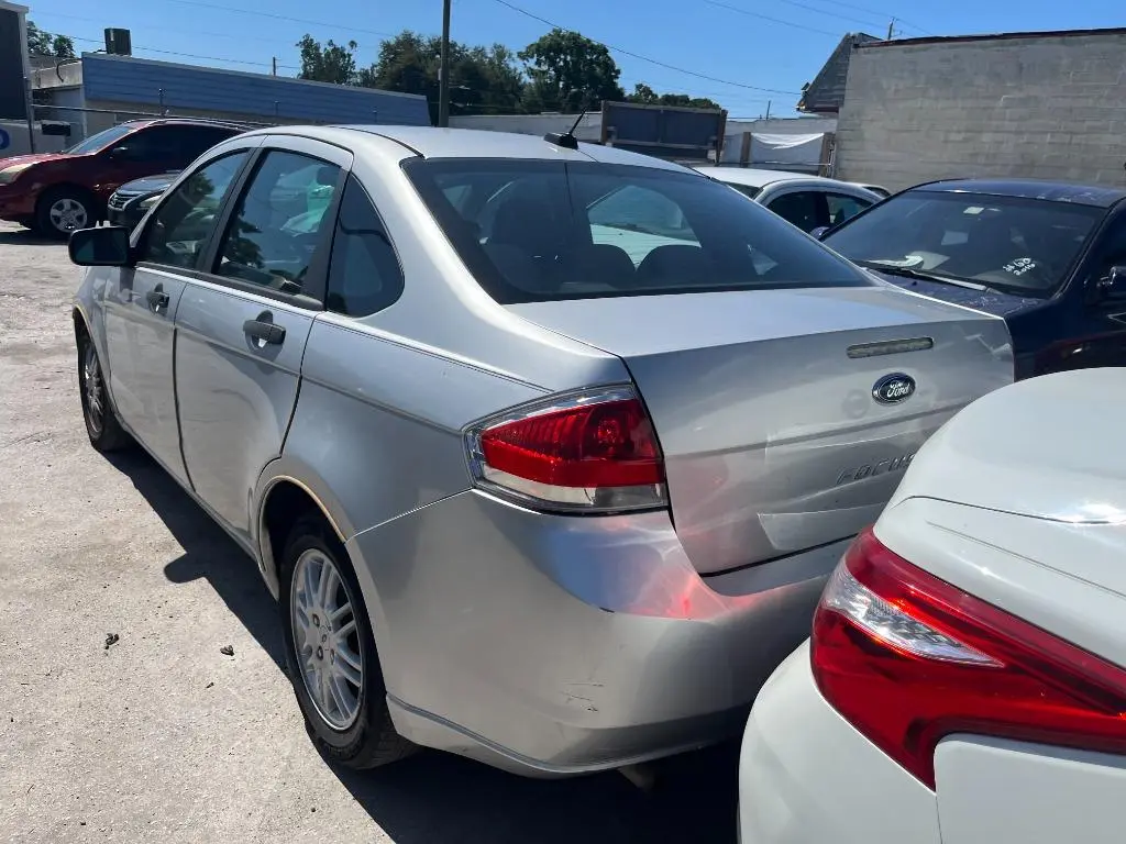 2010 Ford Focus SE photo 4