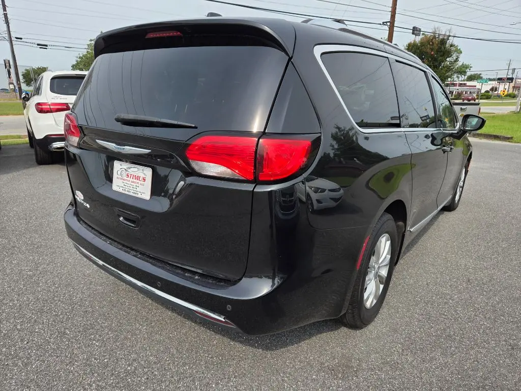 2019 Chrysler Pacifica Touring L photo 3