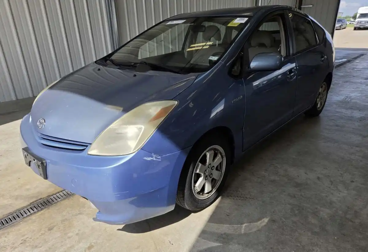 2004 Toyota Prius Base's photo