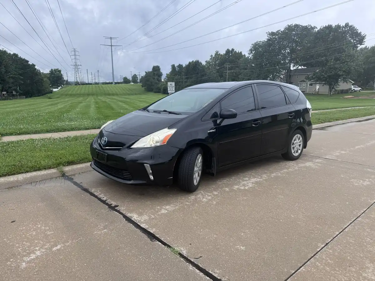 2012 Toyota Prius v Five's photo
