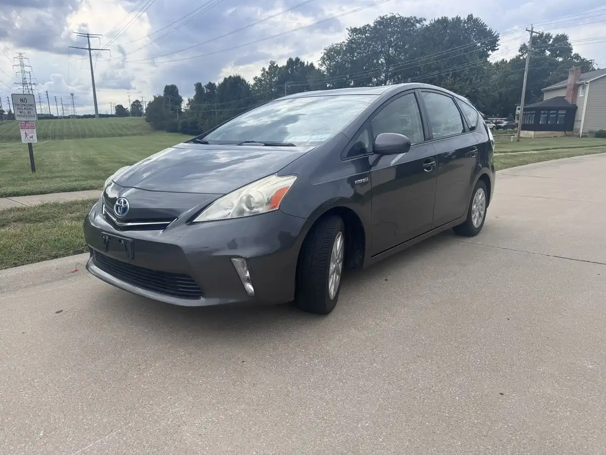2012 Toyota Prius v Five's photo