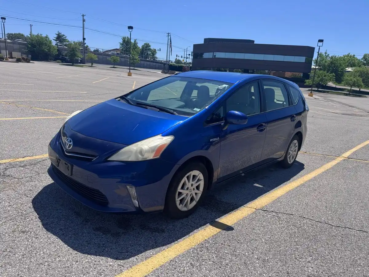 2013 Toyota Prius v Five's photo