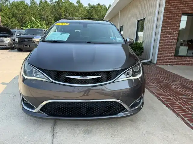 2017 Chrysler Pacifica Limited's photo