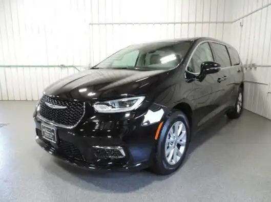2024 Chrysler Pacifica Touring L AWD's photo