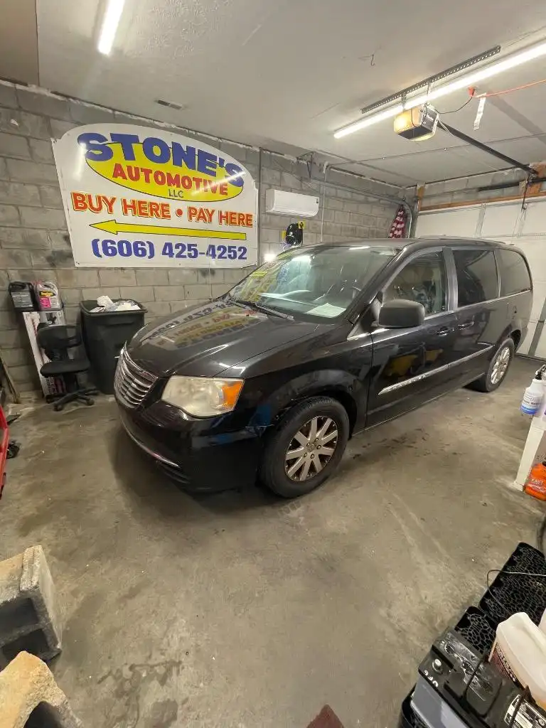 2013 Chrysler Town & Country Touring's photo