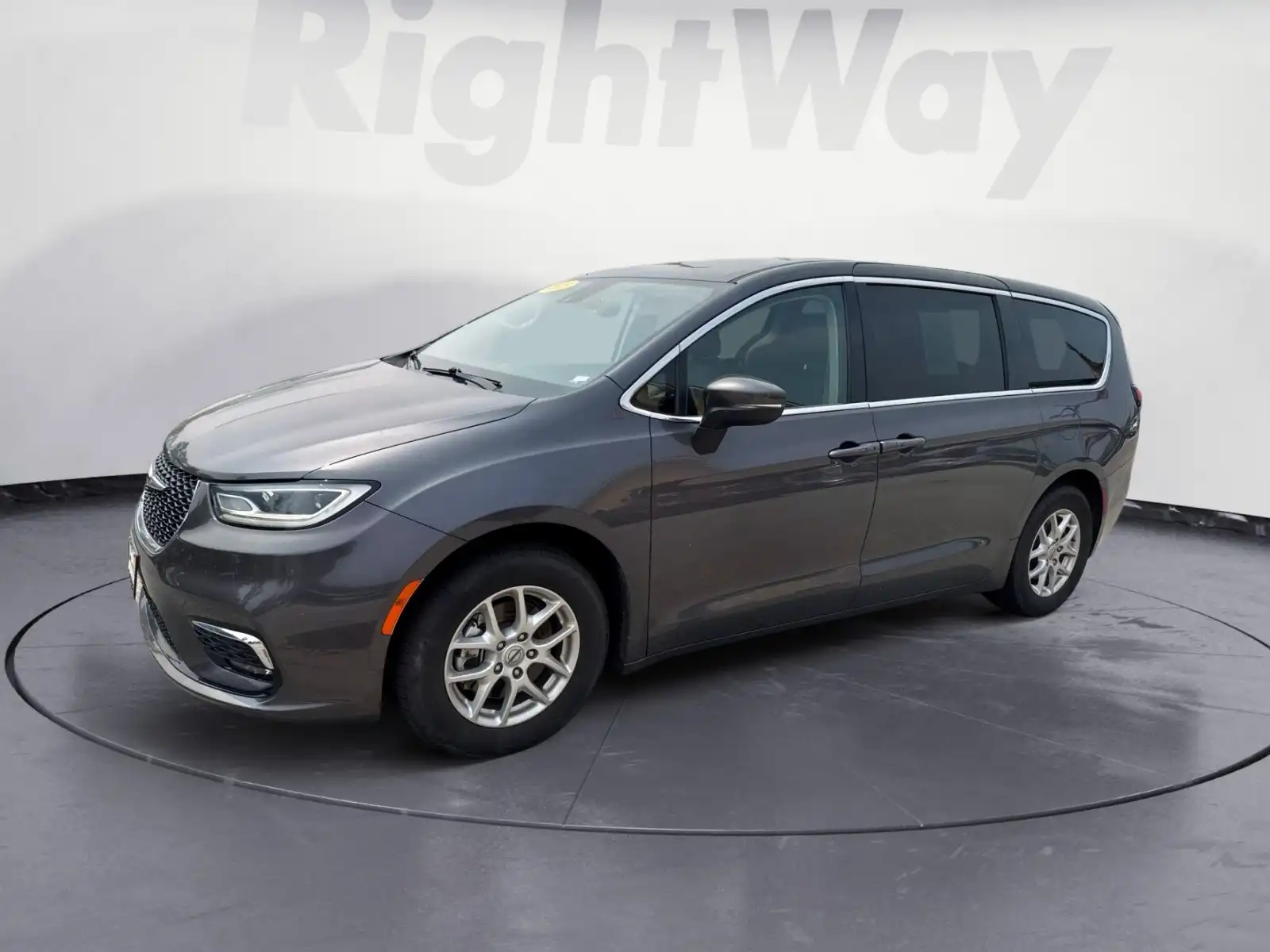 2023 Chrysler Pacifica Touring L's photo