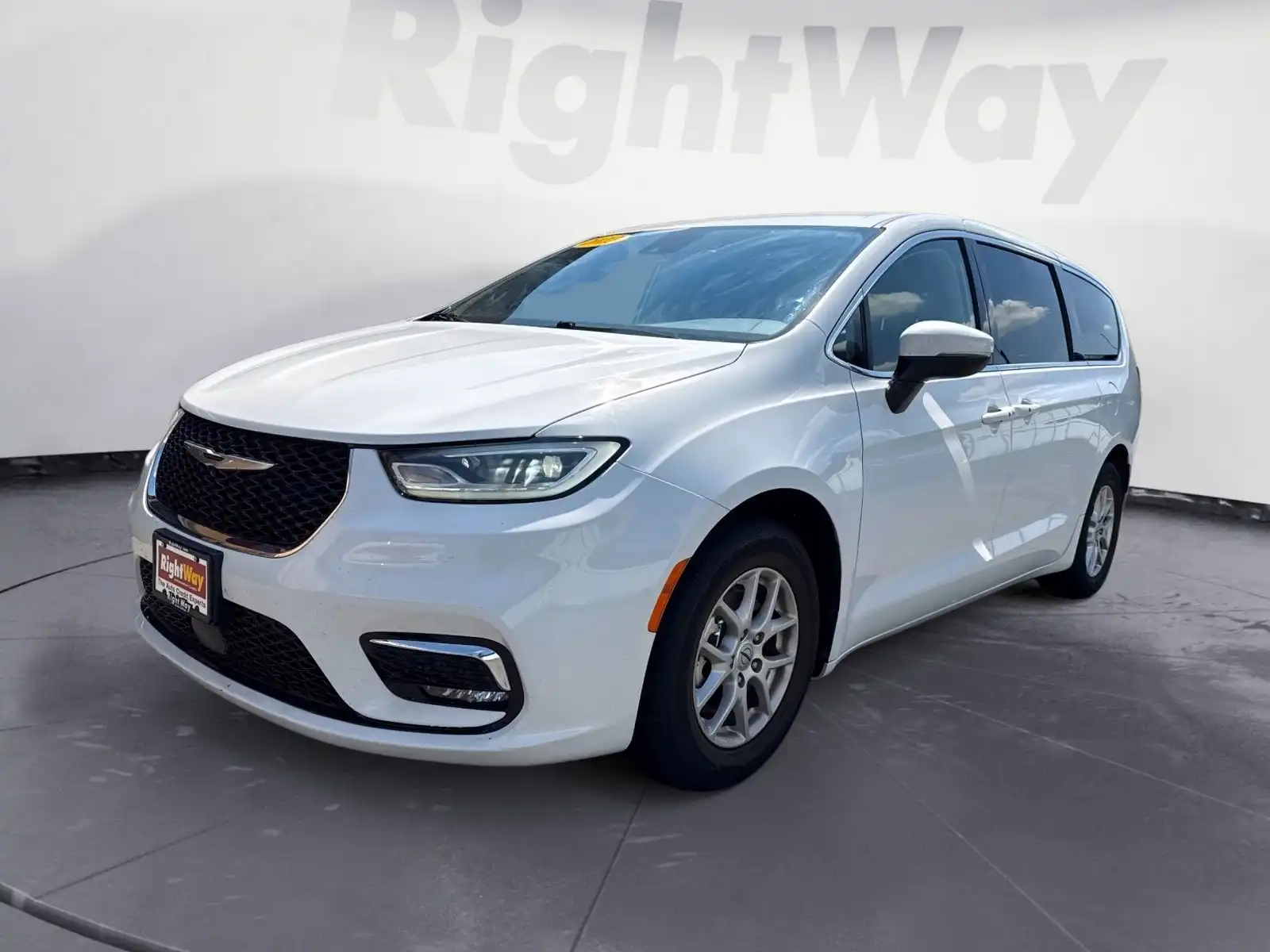 2023 Chrysler Pacifica Touring L's photo