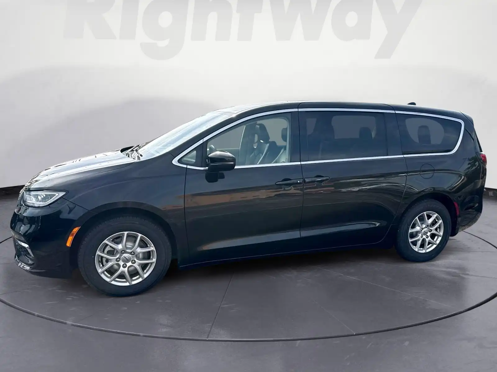 2023 Chrysler Pacifica Touring L's photo