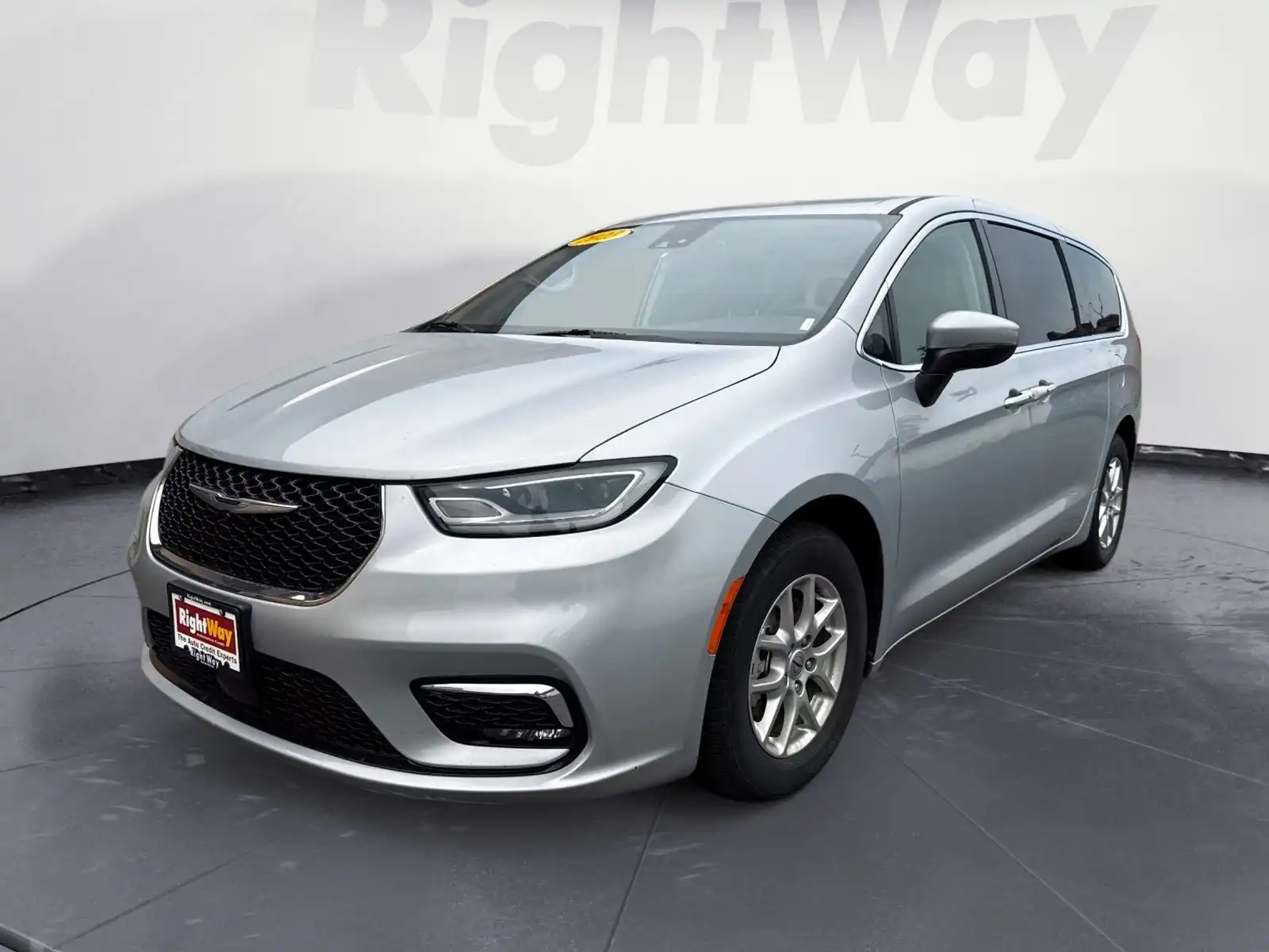 2023 Chrysler Pacifica Touring L's photo