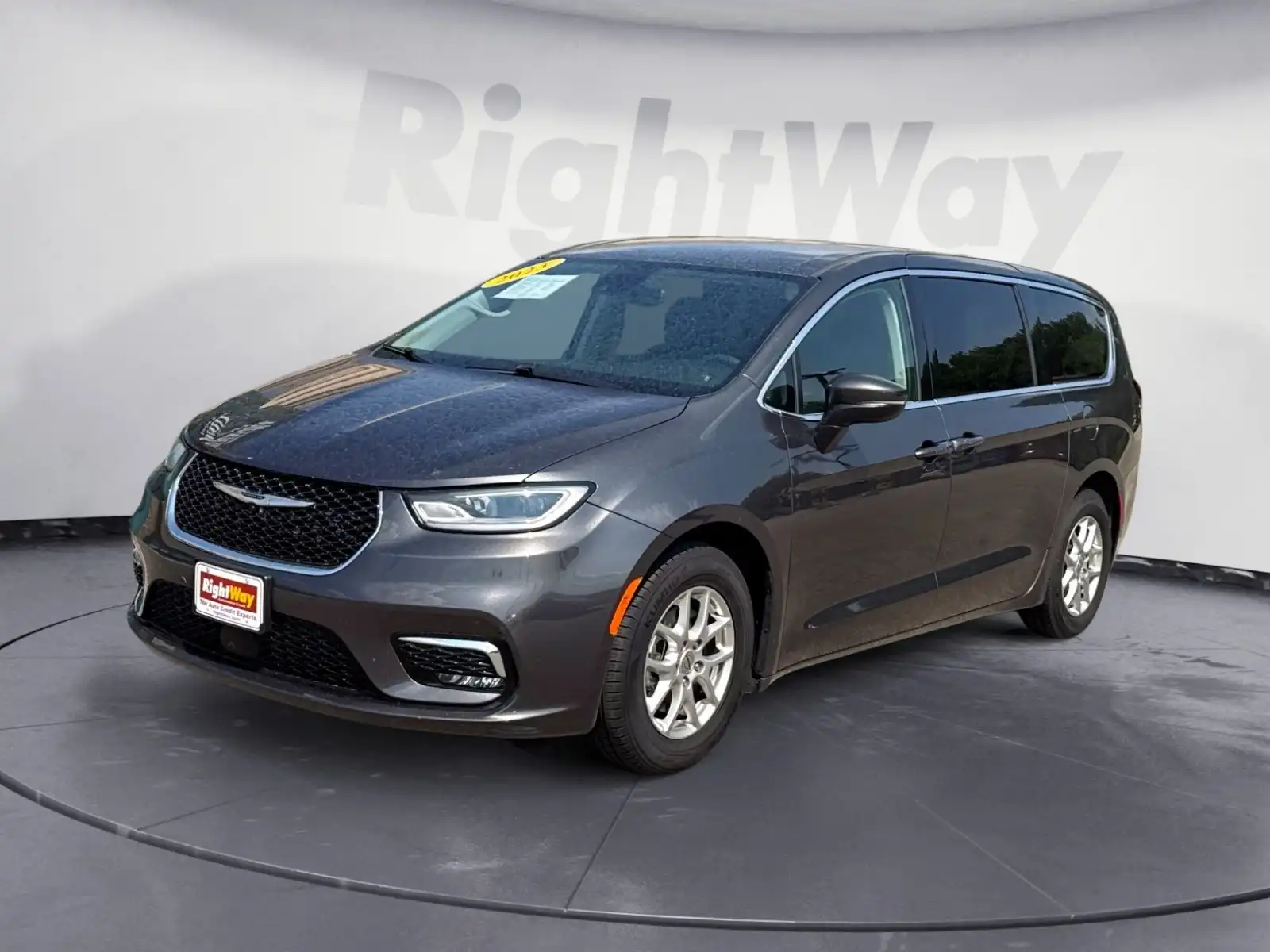 2023 Chrysler Pacifica Touring L's photo