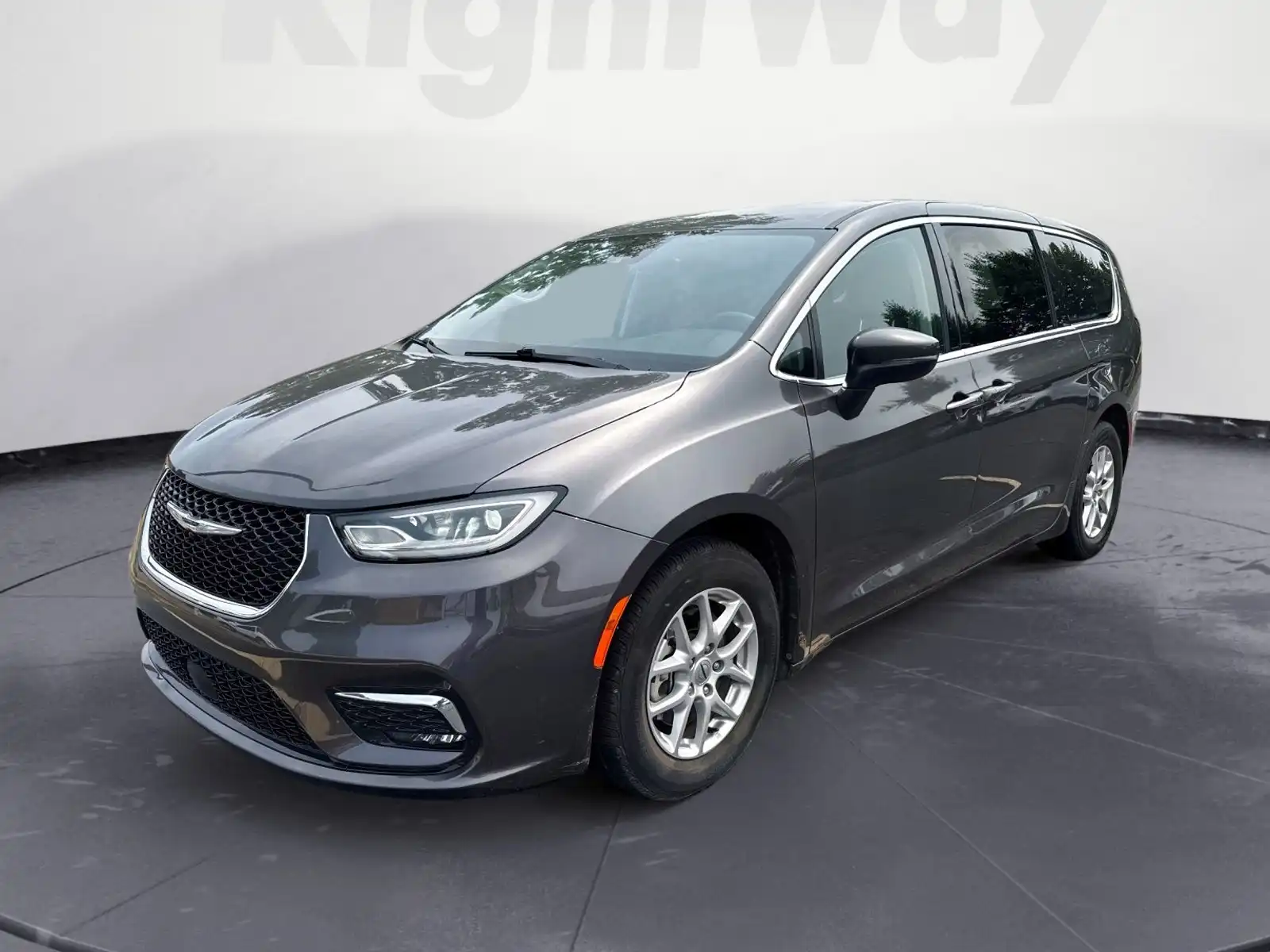2023 Chrysler Pacifica Touring L's photo