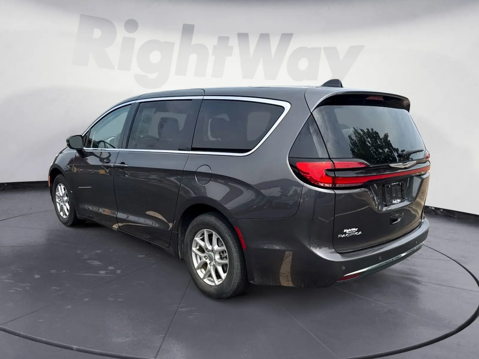 2023 Chrysler Pacifica Touring L photo 3