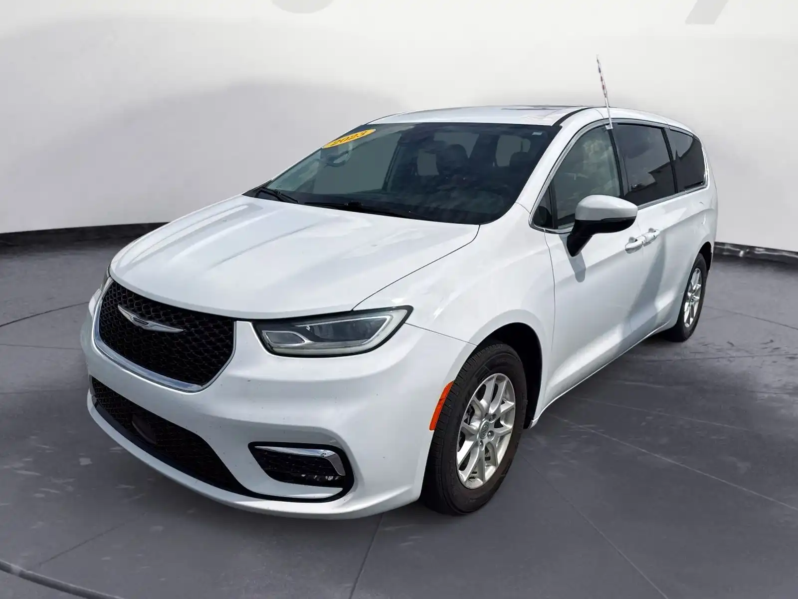 2023 Chrysler Pacifica Touring L's photo