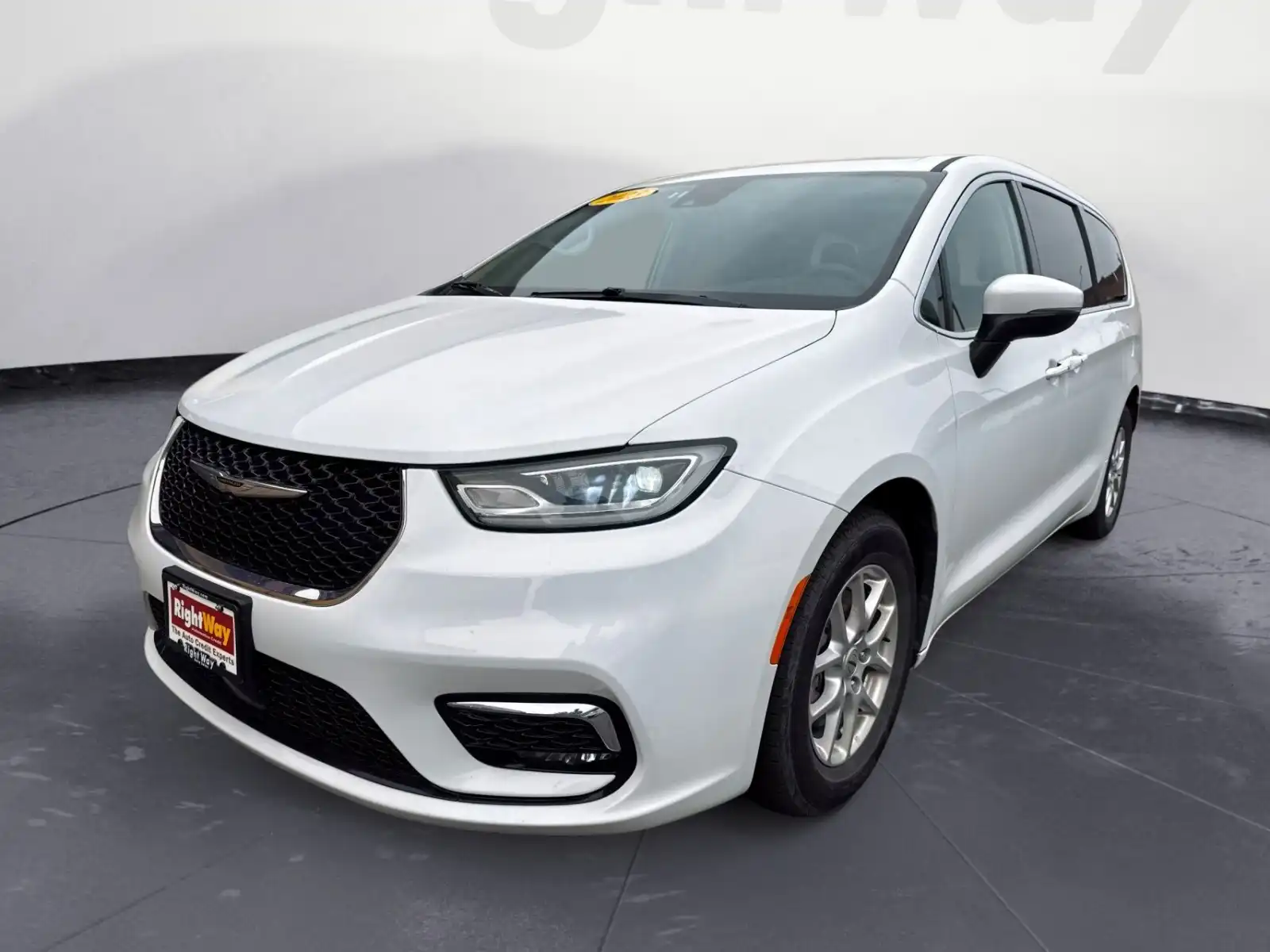 2023 Chrysler Pacifica Touring L's photo