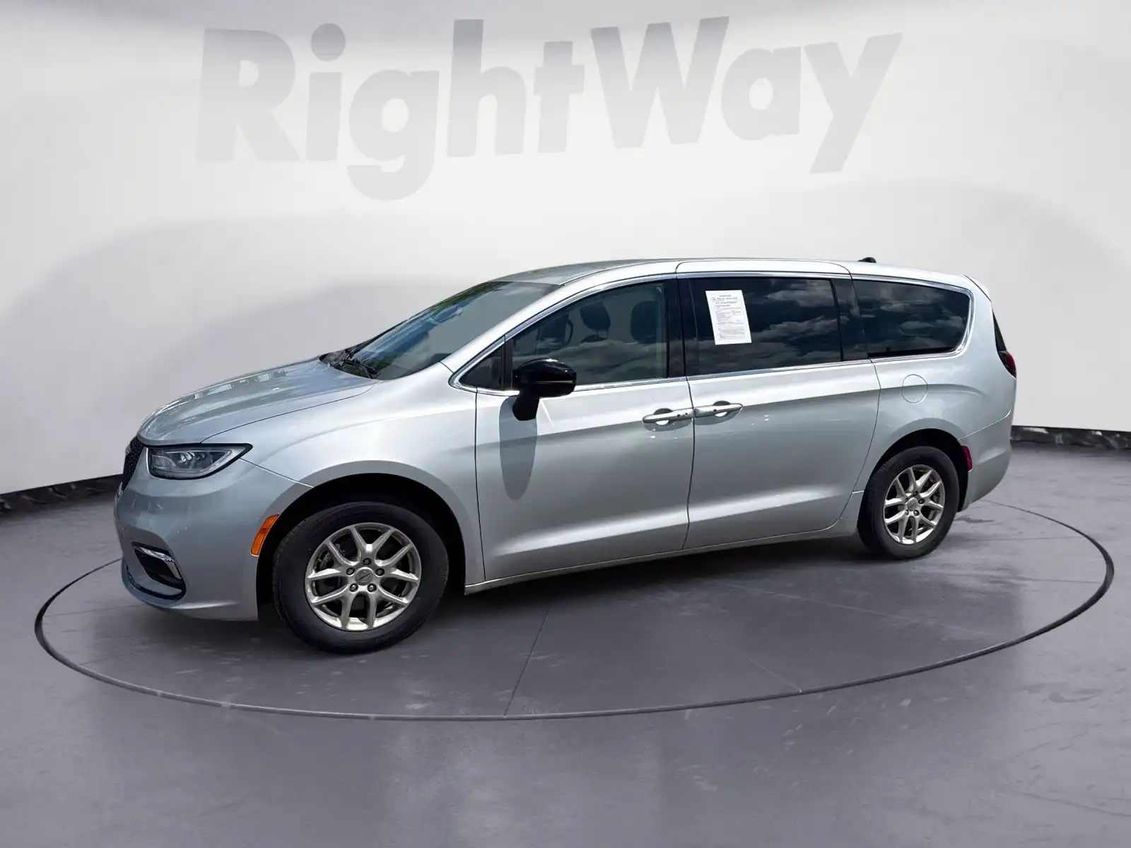 2024 Chrysler Pacifica Touring L's photo