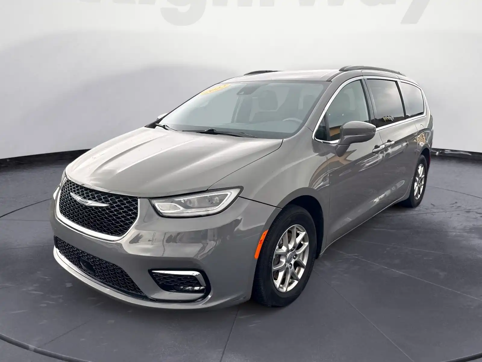 2022 Chrysler Pacifica Touring's photo