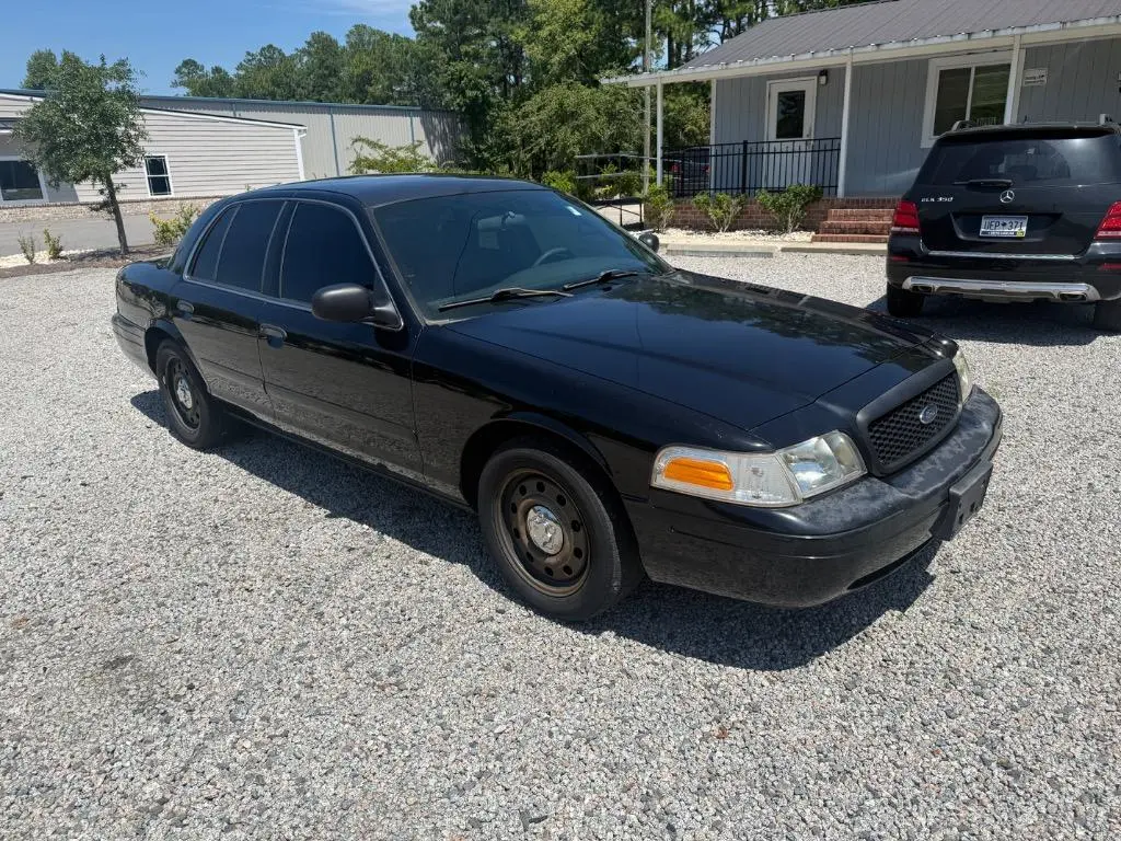 2006 Ford Crown Victoria Base photo 3