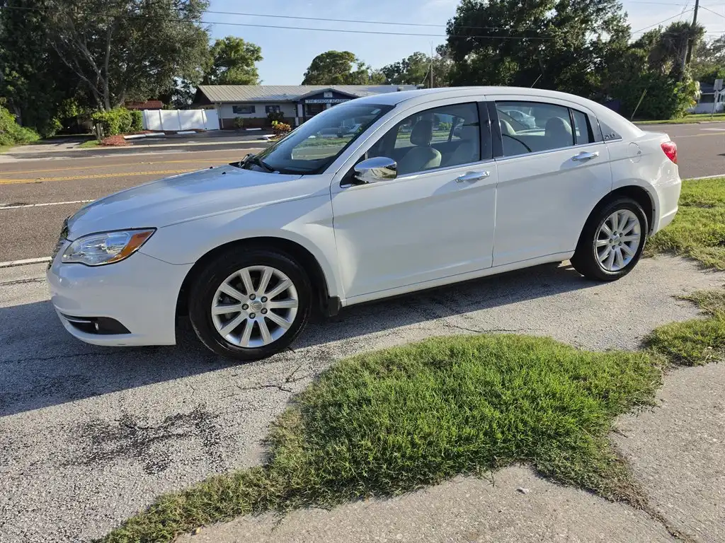 2014 Chrysler 200 Limited's photo