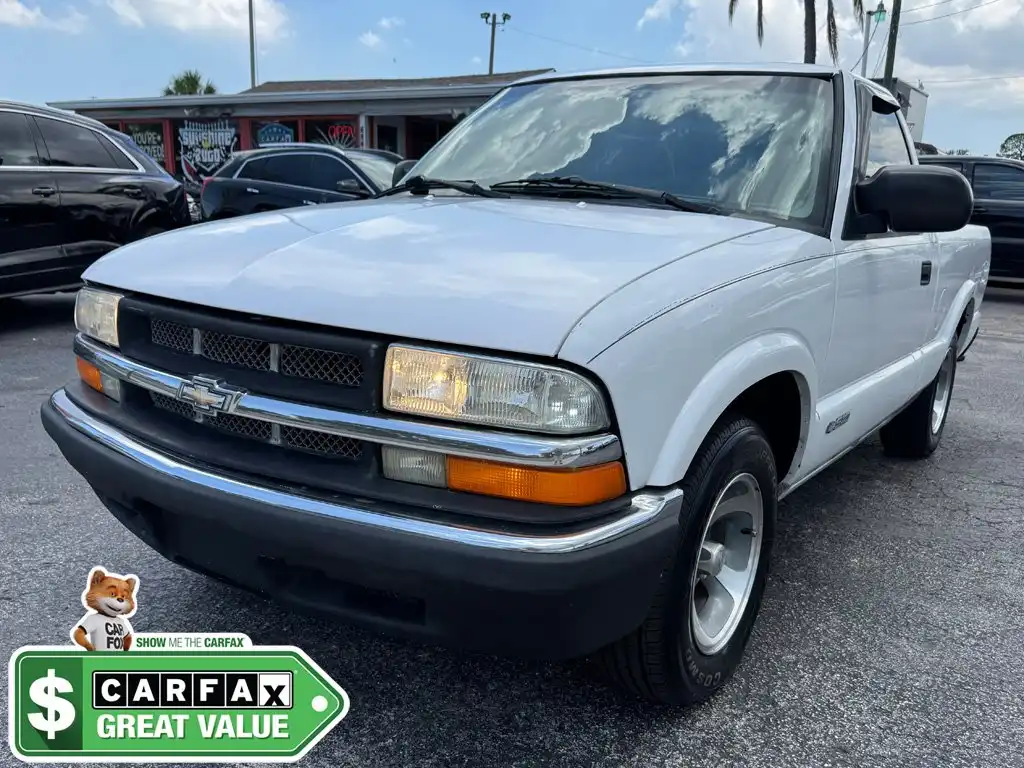 2002 Chevrolet S10 2WD Regular Cab Short Box Base's photo
