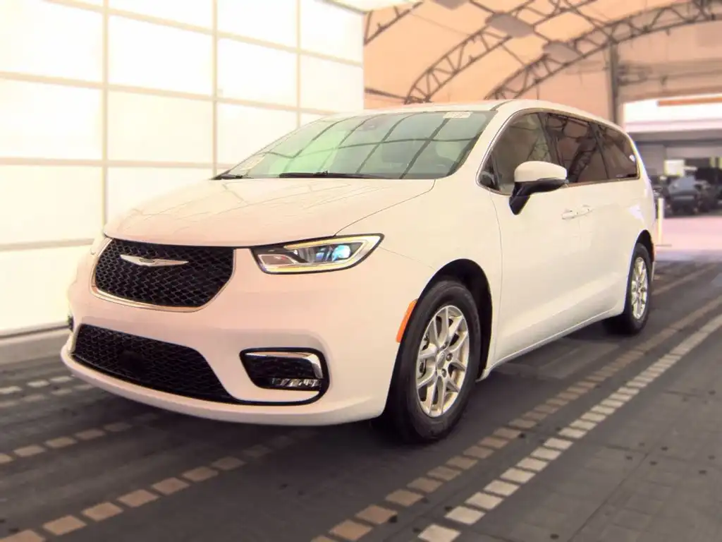 2023 Chrysler Pacifica Touring L's photo