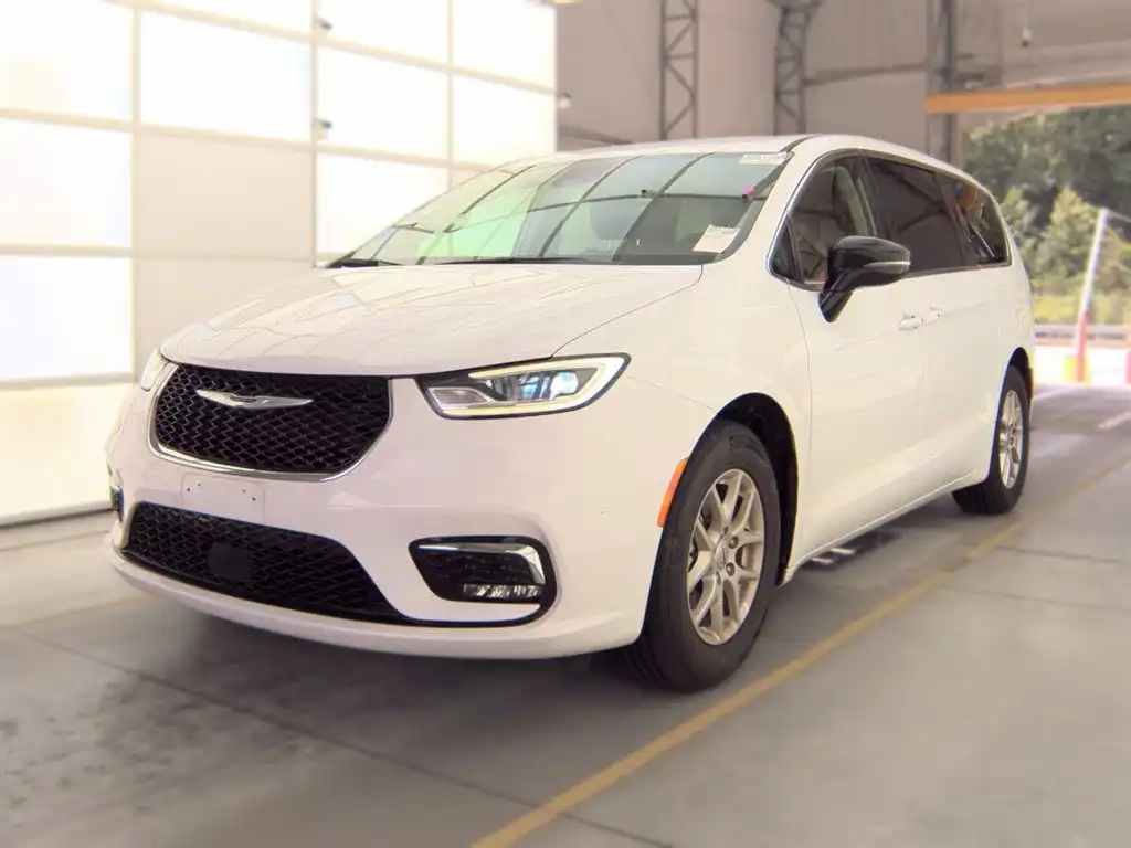 2024 Chrysler Pacifica Touring L's photo