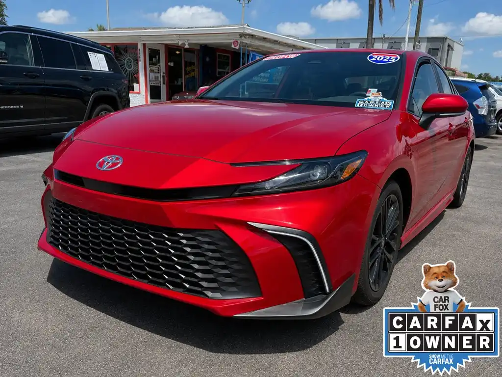 2025 Toyota Camry SE Hybrid's photo