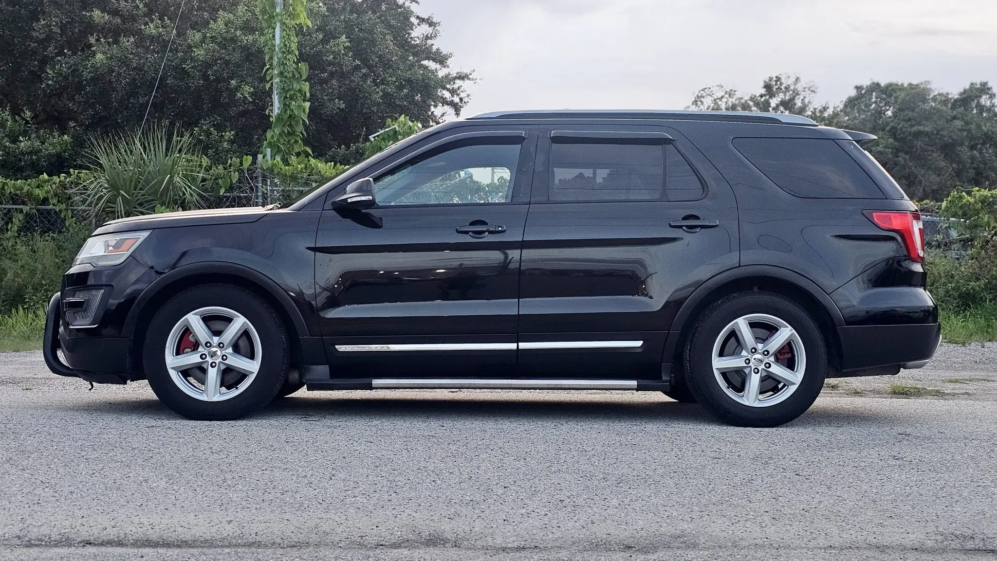 2016 Ford Explorer XLT 4WD photo 5
