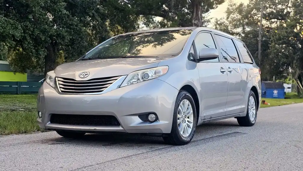 2015 Toyota Sienna XLE Premium V6 8-Passenger's photo