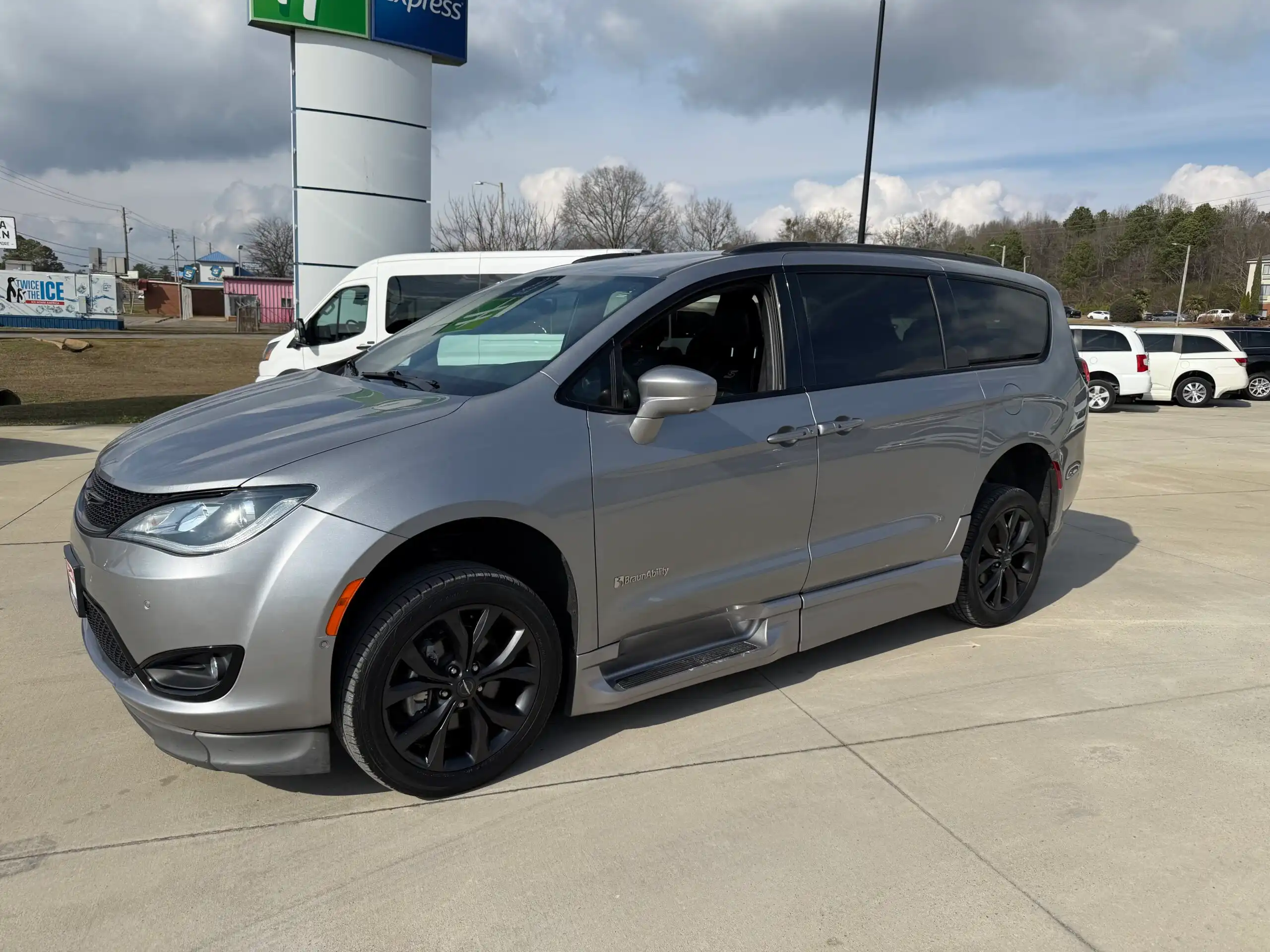 2019 Chrysler Pacifica Touring L's photo