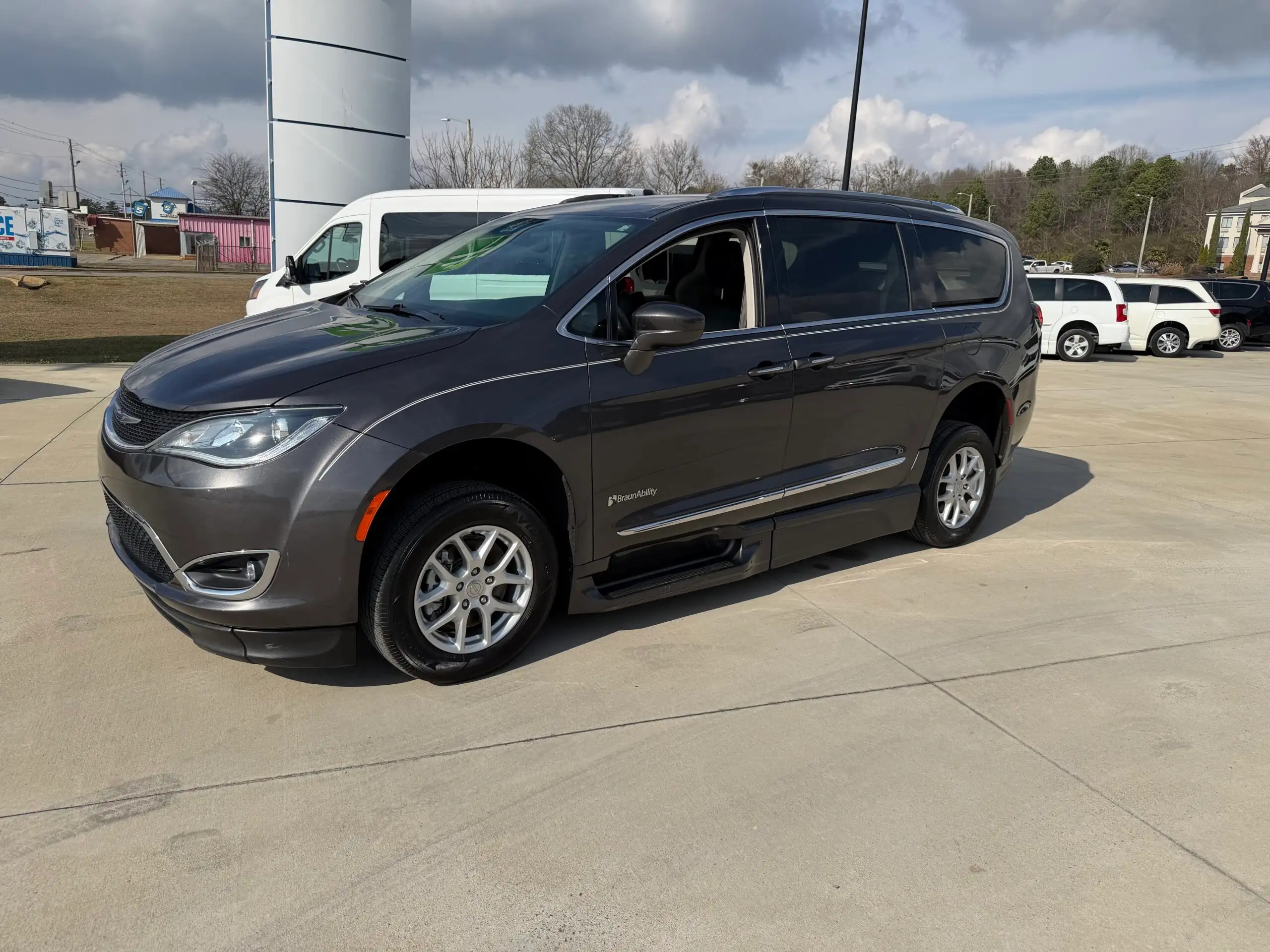 2020 Chrysler Pacifica Touring L's photo