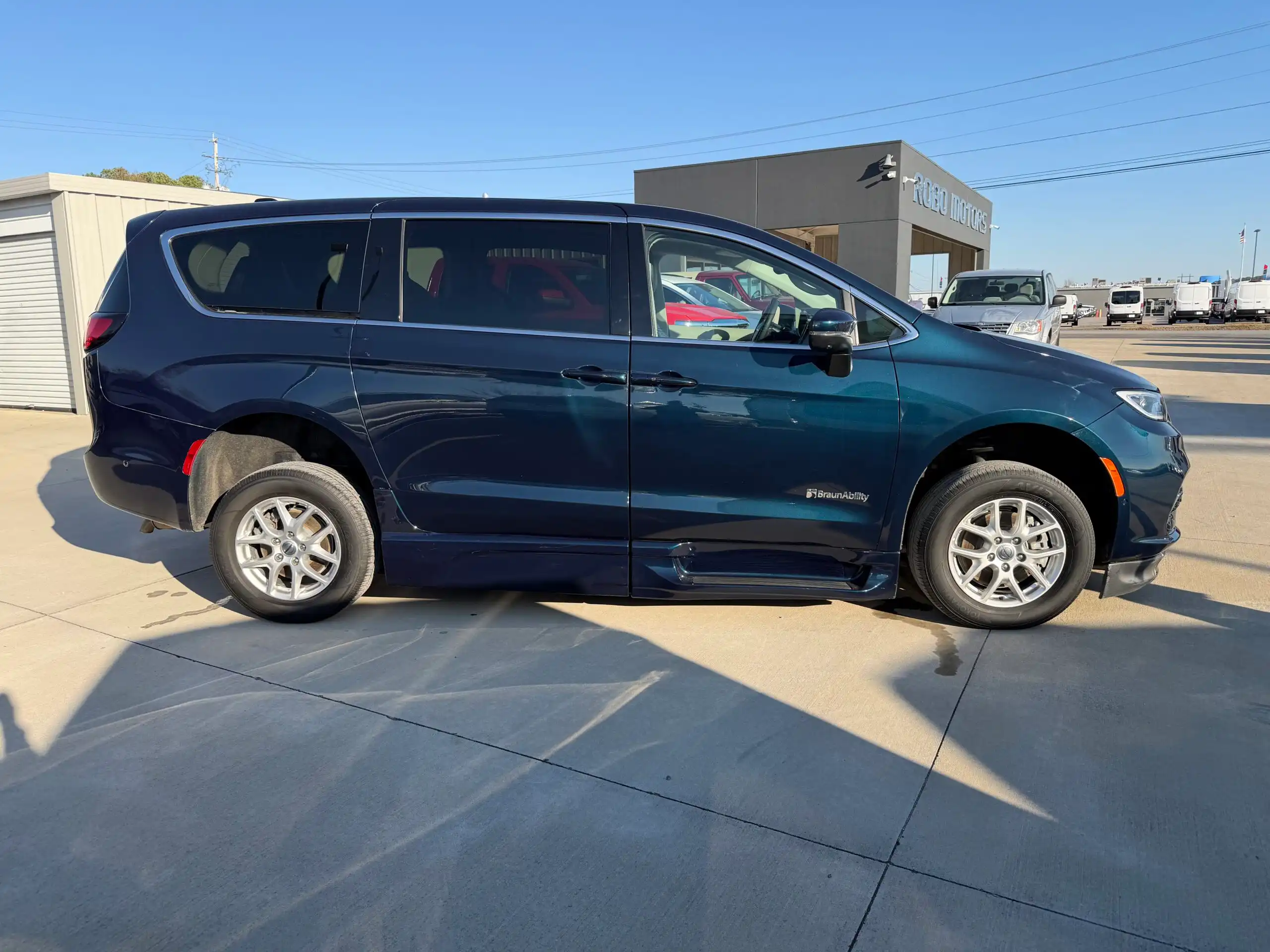 2023 Chrysler Pacifica Touring L's photo