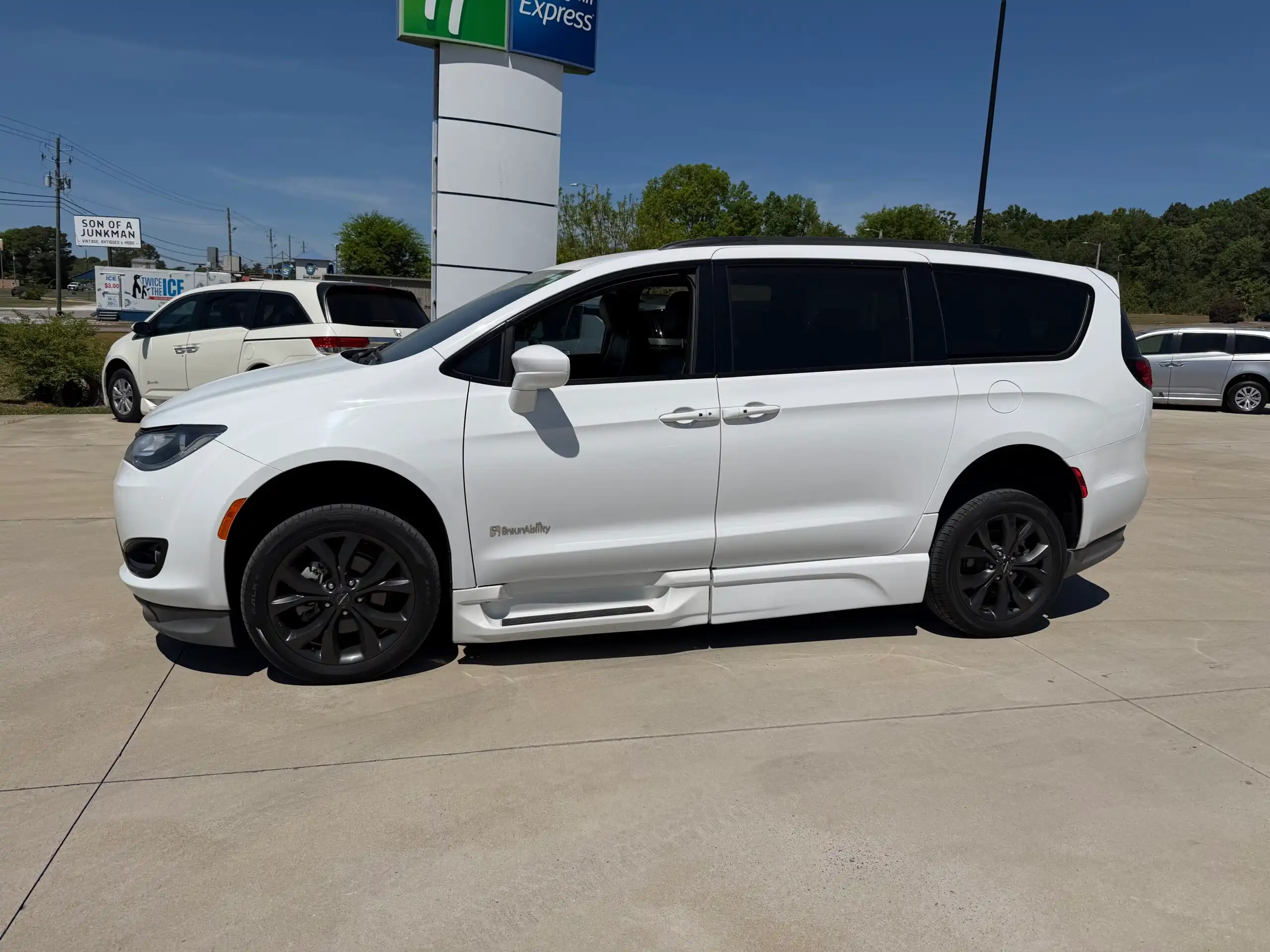 2018 Chrysler Pacifica Touring L's photo