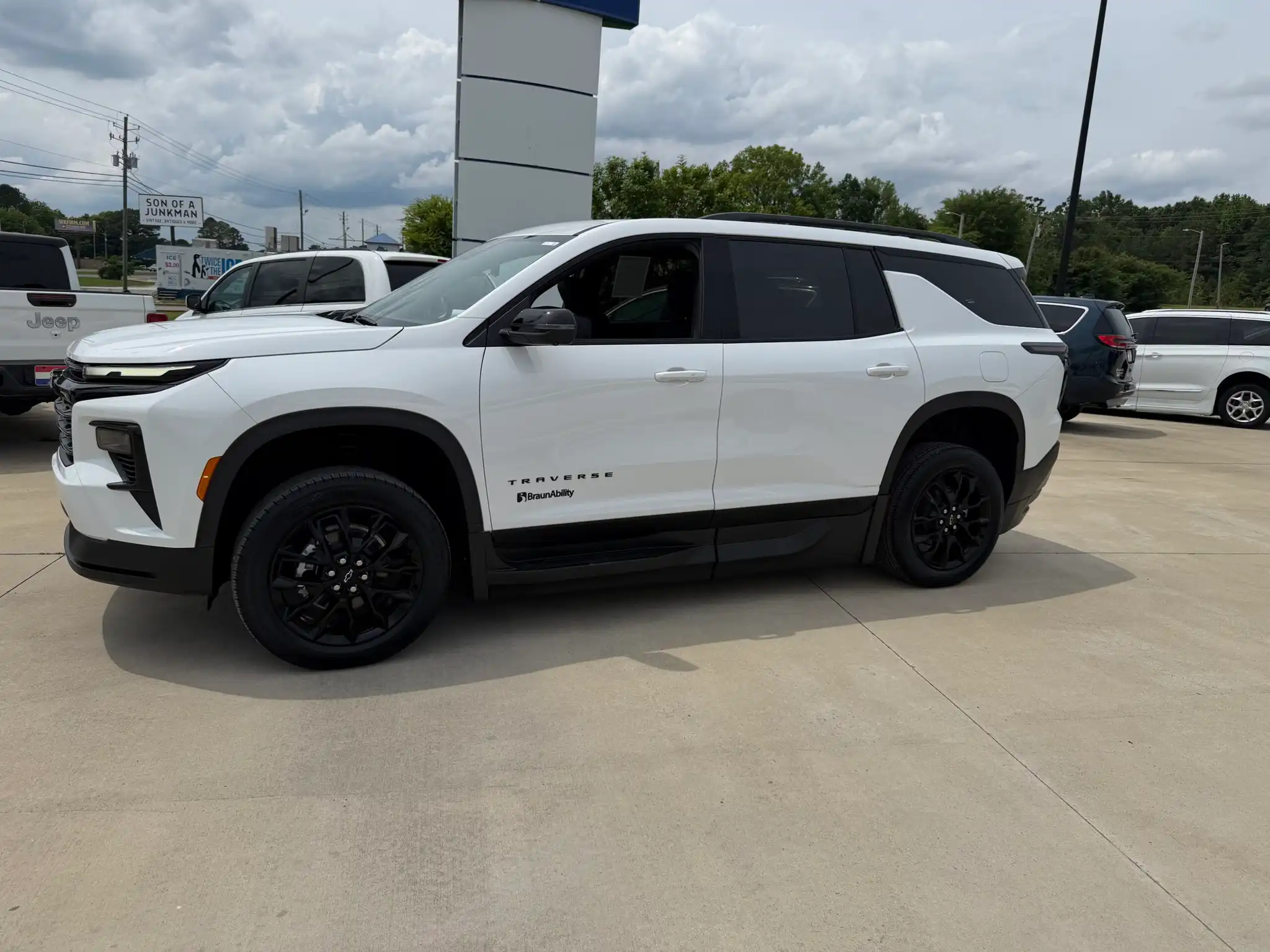 2026 Chevrolet Traverse LT FWD's photo